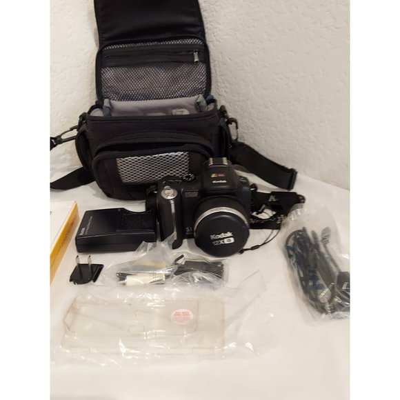 Kodak Easyshare P850 5.1 MP Digital Camera & Lowepro Edit 110 Black Camera Bag - Picture 2 of 11